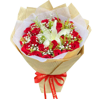 日照19朵红玫瑰1支百合，永恒之美