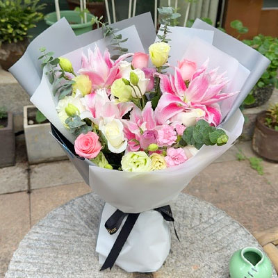 日照9朵玫瑰混搭百合，爱恋纯真无邪